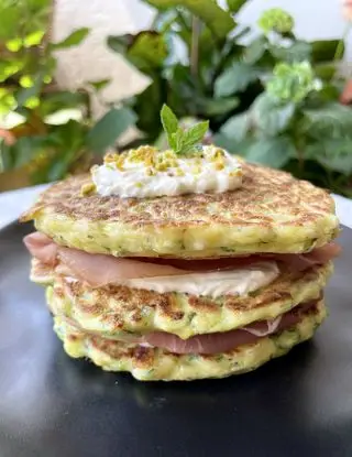 Ricetta Pancakes di zucchine e feta di midivertoacucinare