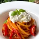 Ricetta Spaghetti con crema di pomodori arrosto e stracciatella. 