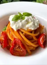 Ricetta Spaghetti con crema di pomodori arrosto e stracciatella. 