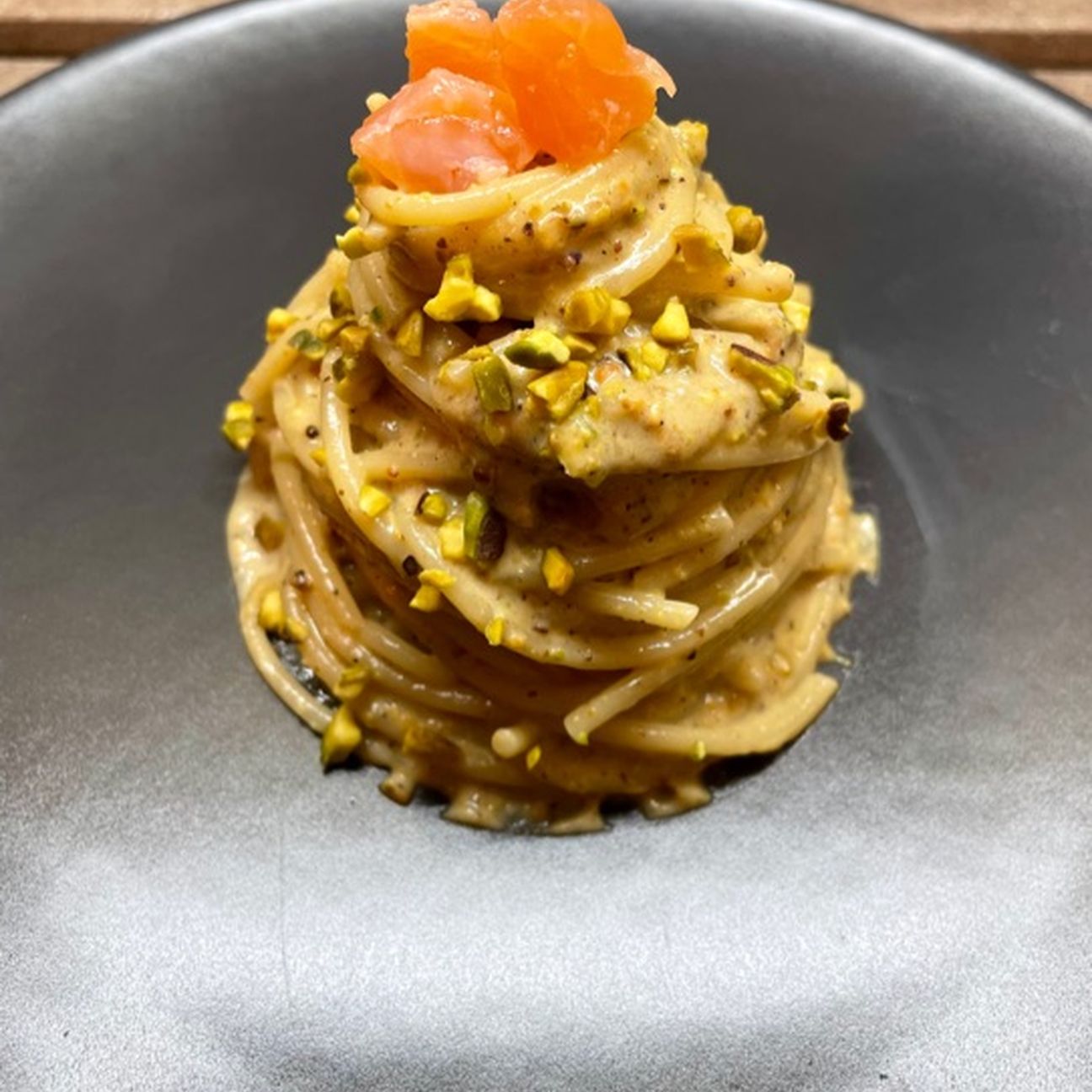 Cacio e pepe al pistacchio con tartare di salmone affumicato