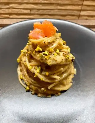 Ricetta Cacio e pepe al pistacchio con tartare di salmone affumicato  di midivertoacucinare