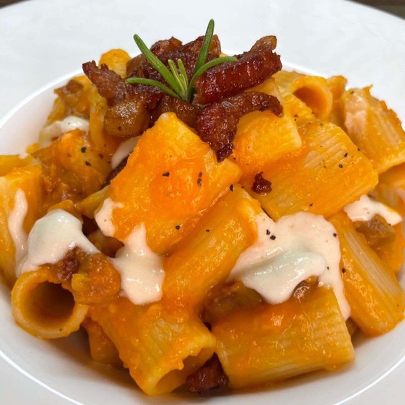 Mezze maniche rigate con zucca, guanciale e crema di pecorino