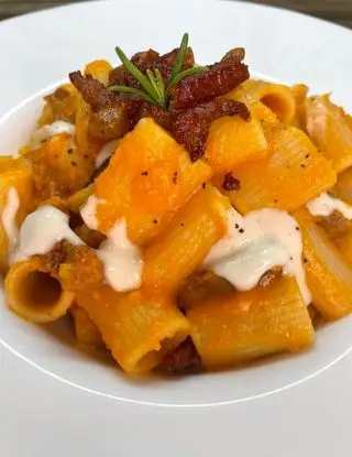 Ricetta Mezze maniche rigate con zucca, guanciale e crema di pecorino di midivertoacucinare