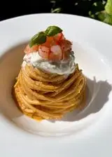 Ricetta Spaghetti con pesto di pomodori secchi, stracciatella e gamberi rossi