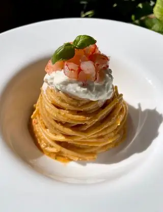 Ricetta Spaghetti con pesto di pomodori secchi, stracciatella e gamberi rossi di midivertoacucinare