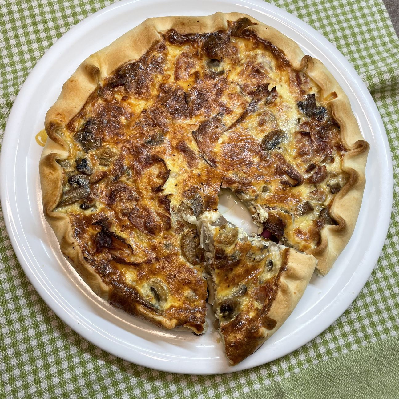 Quiche con funghi, speck e scamorza affumicata