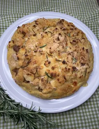 Ricetta Sbriciolata di patate, salsiccia e scamorza affumicata di midivertoacucinare