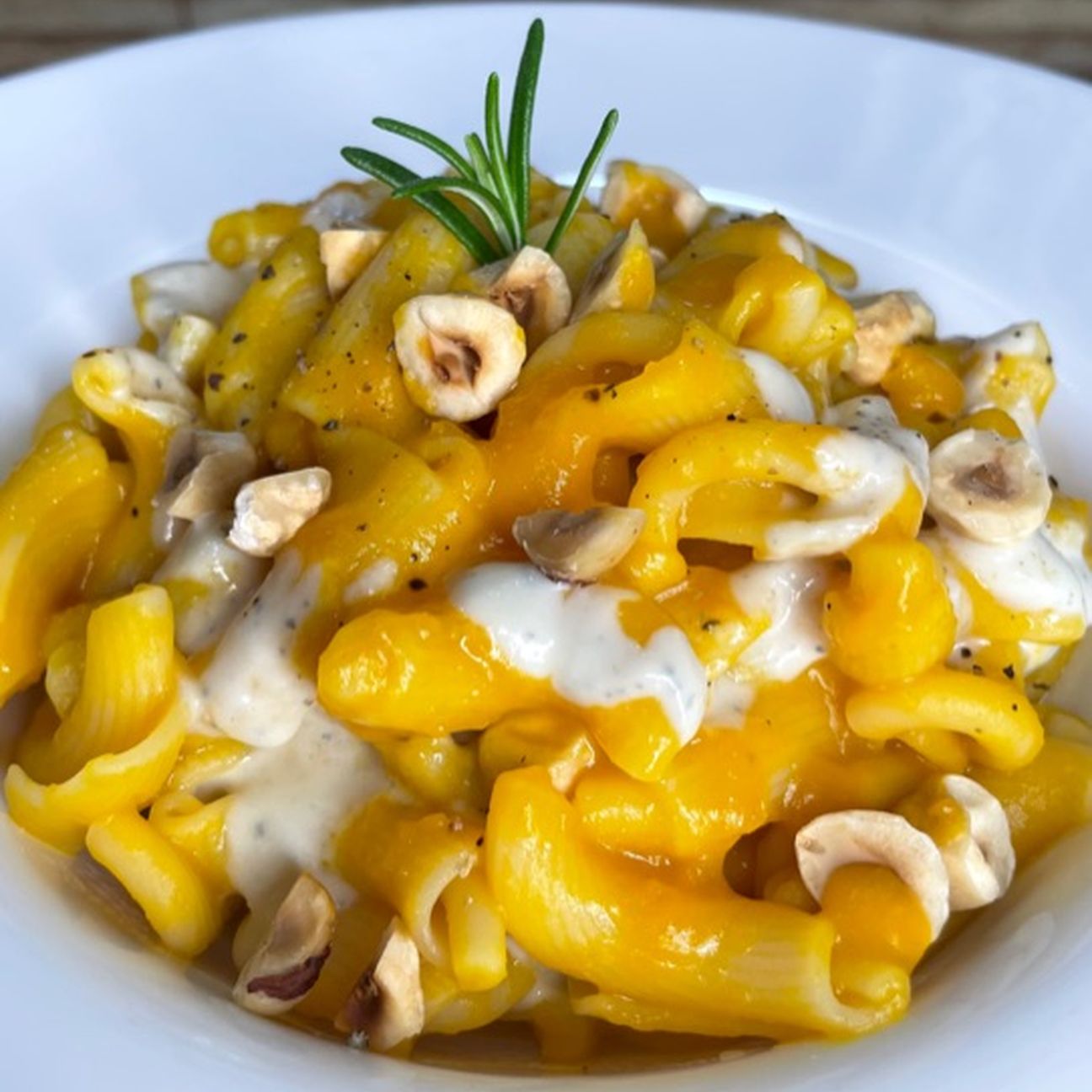 Pasta con crema di zucca, gorgonzola e nocciole tostate