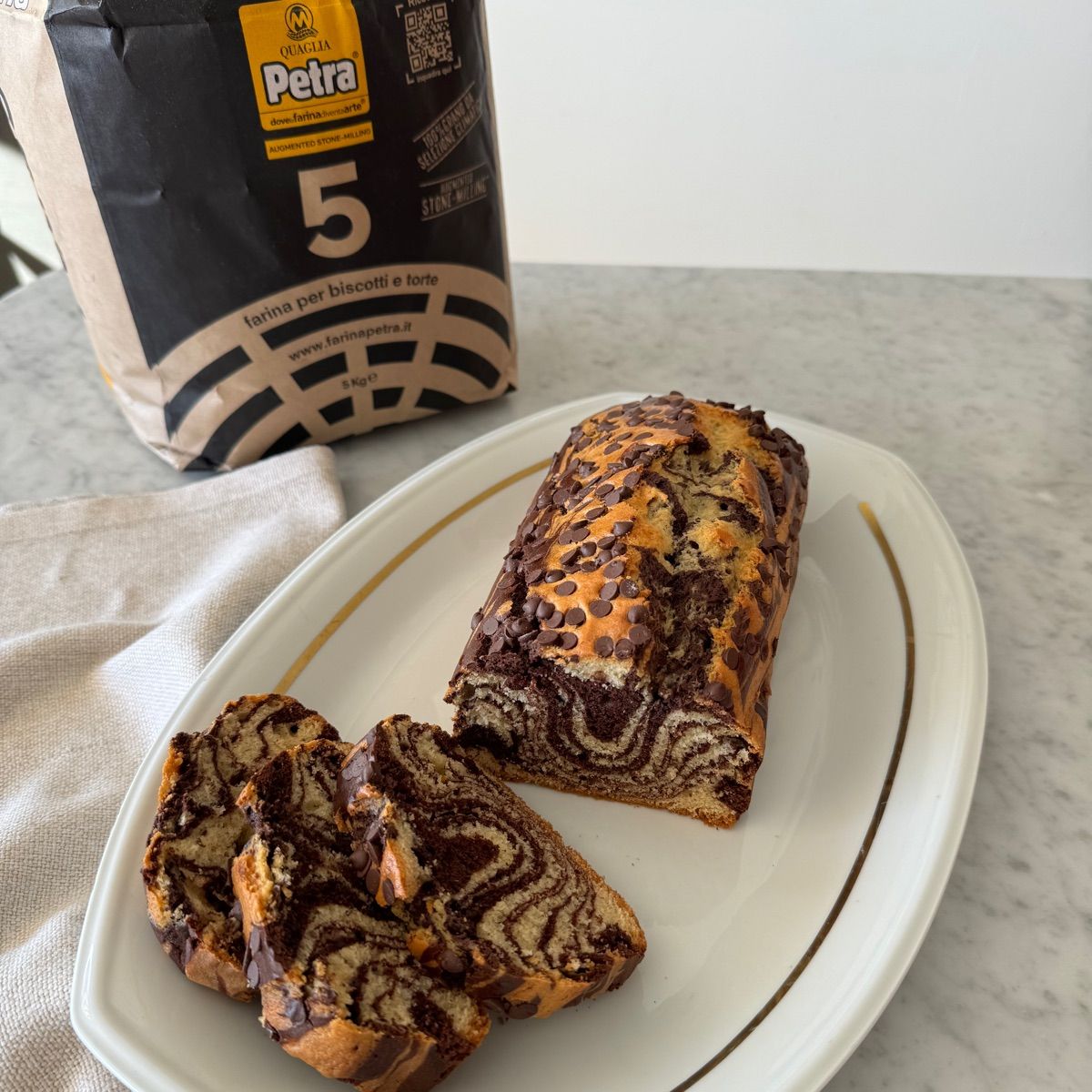 Plumcake marmorizzato con gocce di cioccolato