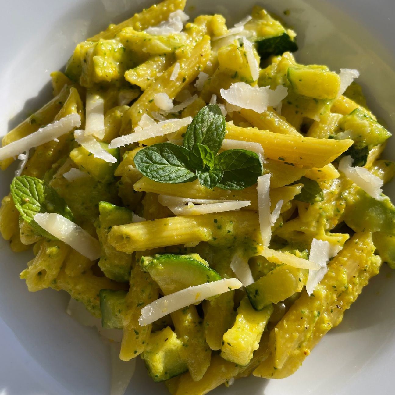 Penne con crema di zucchine, zafferano e parmigiano