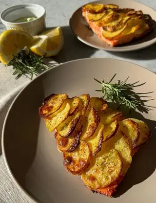 Ricetta Salmone in crosta di patate di midivertoacucinare