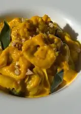 Ricetta Tortelloni ricotta e spinaci con crema di parmigiano allo zafferano e noci