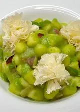 Ricetta Gnocchetti con crema di fave verdi, pancetta affumicata e rosette di Tête de Moine DOP