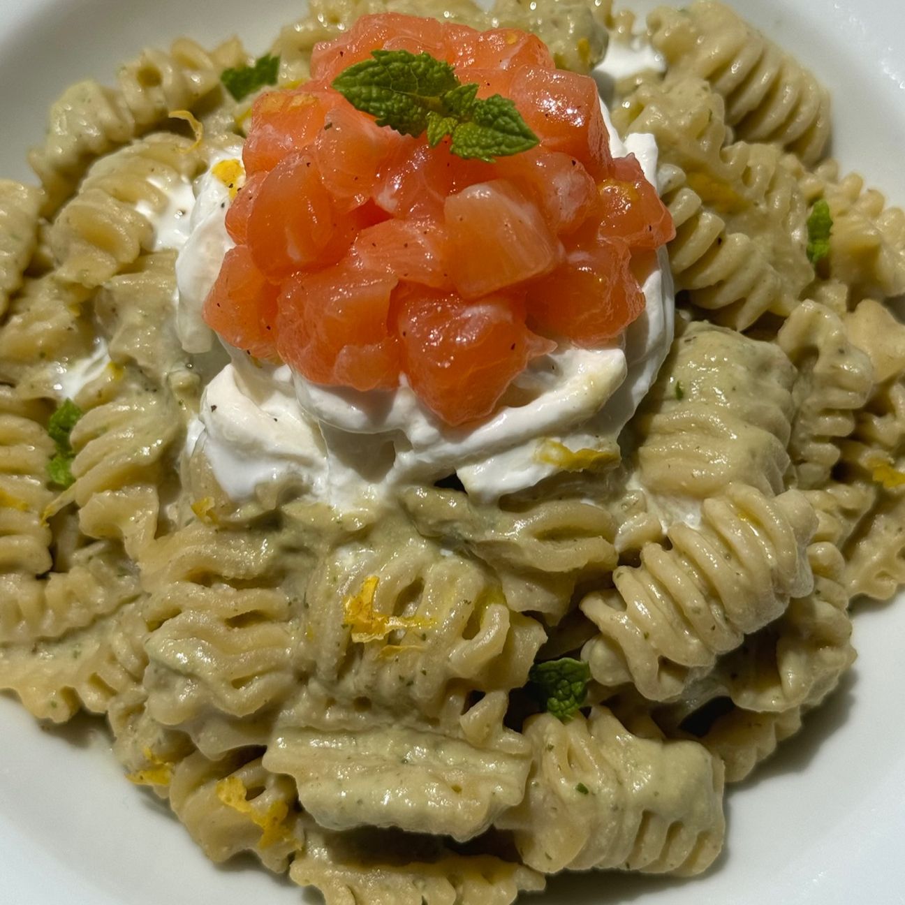 Radiotori Pasta Garofalo con crema di avocado e menta, stracciatella e tartare di salmone