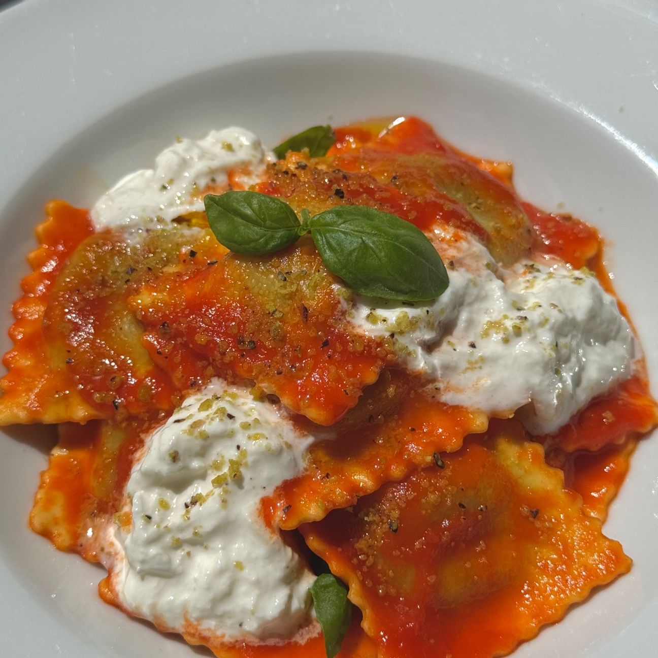 Ravioli salsiccia e friarielli Fini Modena con crema di peperoni rossi e stracciatella