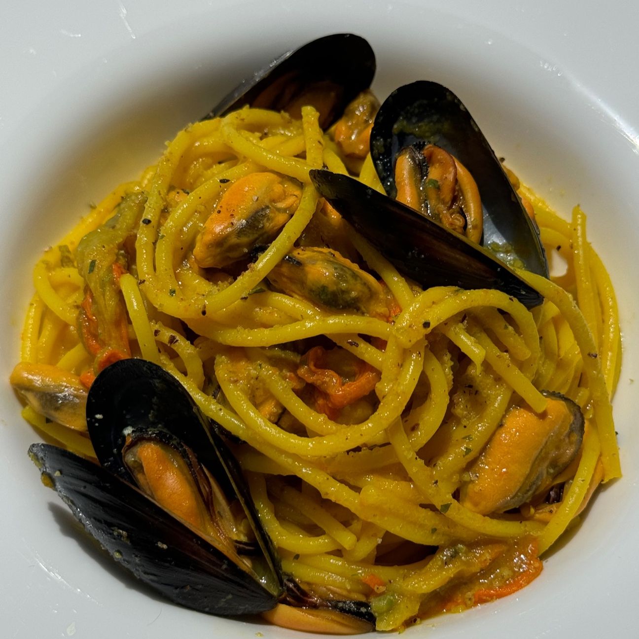Spaghetti Pasta Garofalo con cozze, fiori di zucca e zafferano
