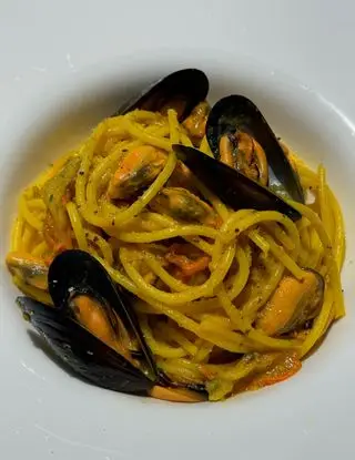 Ricetta Spaghetti Pasta Garofalo con cozze, fiori di zucca e zafferano di midivertoacucinare