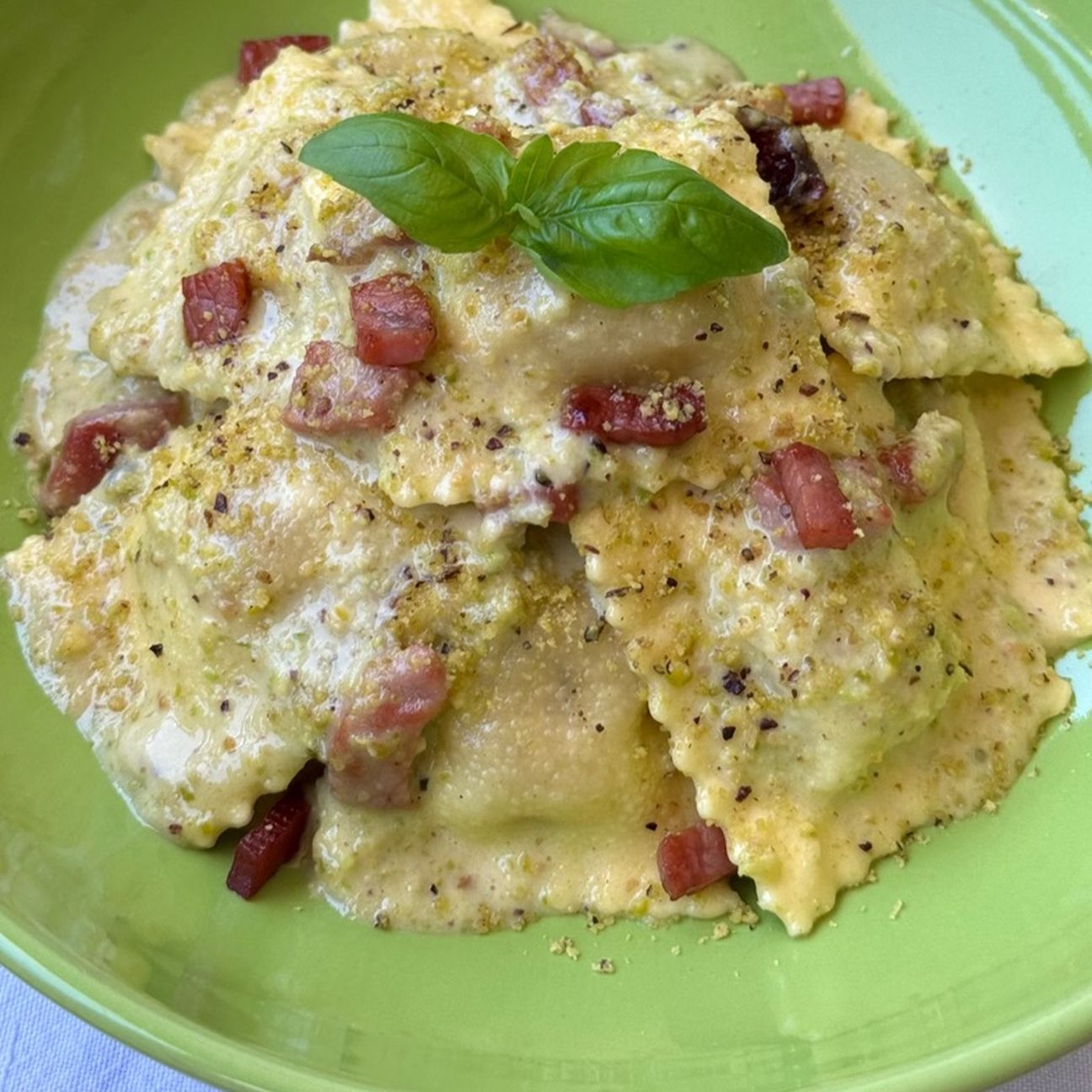 Ravioli scamorza e radicchio Fini Modena con crema di gorgonzola al pistacchio e speck croccante
