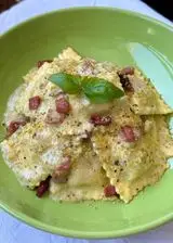 Ricetta Ravioli scamorza e radicchio Fini Modena con crema di gorgonzola al pistacchio e speck croccante