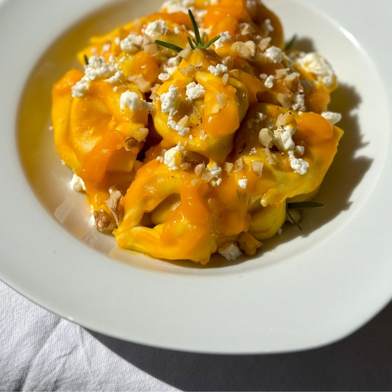 Tortelloni ai funghi porcini di Fini Modena con crema di zucca, feta e noci