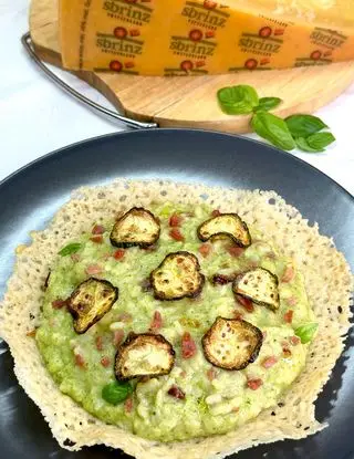 Ricetta Risotto con crema e chips di zucchine e speck croccante servito in cialda di Sbrinz DOP di midivertoacucinare