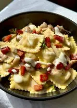 Ricetta Ravioli al brasato con crema di parmigiano, funghi e speck croccante