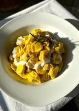 Ricetta Tortellini Fini Modena con crema di robiola, zafferano e salsiccia croccante