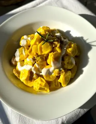 Ricetta Tortellini Fini Modena con crema di robiola, zafferano e salsiccia croccante di midivertoacucinare