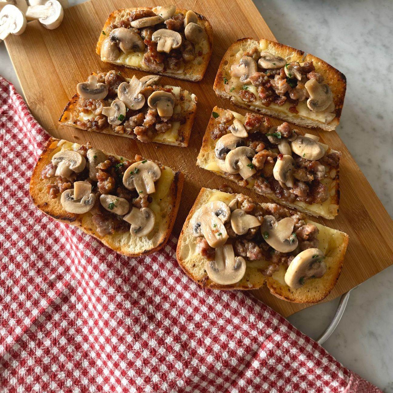 Crostoni con funghi, salsiccia e Raclette Suisse