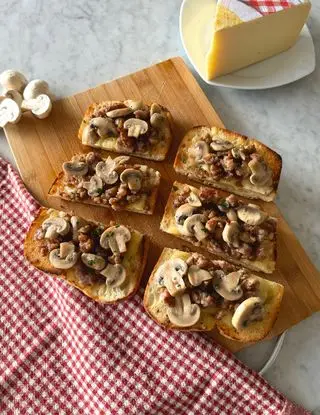 Ricetta Crostoni con funghi, salsiccia e Raclette Suisse di midivertoacucinare