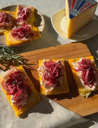 Ricetta Crostoni di polenta con Appenzeller, cipolle caramellate e prosciutto cotto arrosto di midivertoacucinare