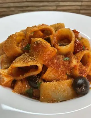 Ricetta Calamarata con pesce spada, melanzane e olive nere di midivertoacucinare