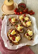 Ricetta Bruschette con stracciatella, pomodorini arrosto, noci e Tête de Moine DOP