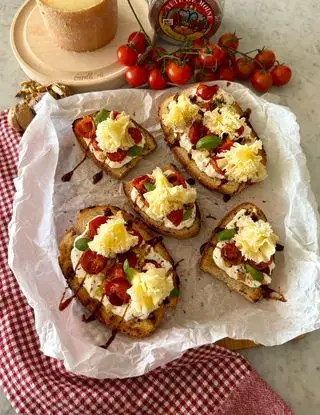 Ricetta Bruschette con stracciatella, pomodorini arrosto, noci e Tête de Moine DOP di midivertoacucinare