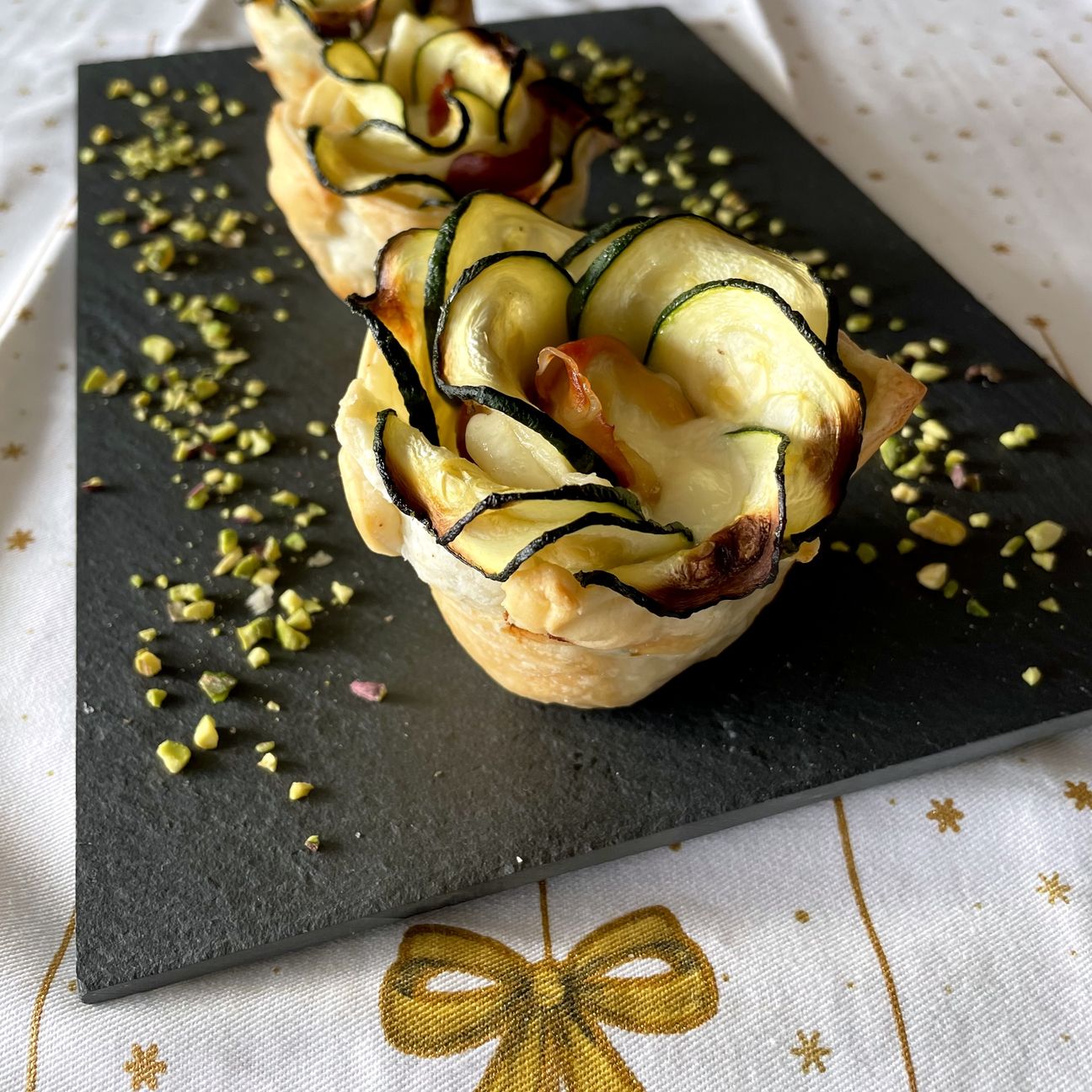 Rose di sfoglia con zucchine, speck e scamorza affumicata #NataleAltaCucina