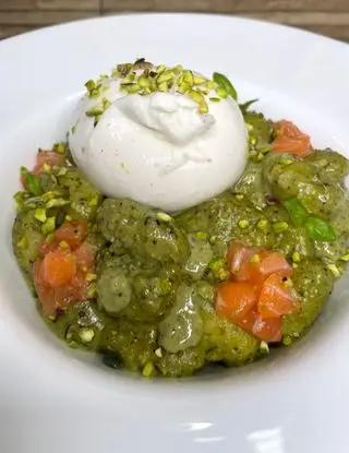 Ricetta Gnocchi con pesto di pistacchi, tartare di salmone e burrata #NataleAltaCucina di midivertoacucinare