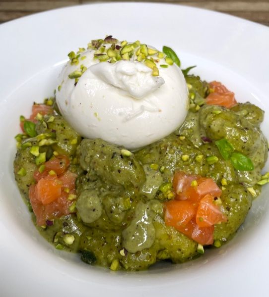Gnocchi con pesto di pistacchi, tartare di salmone e burrata 