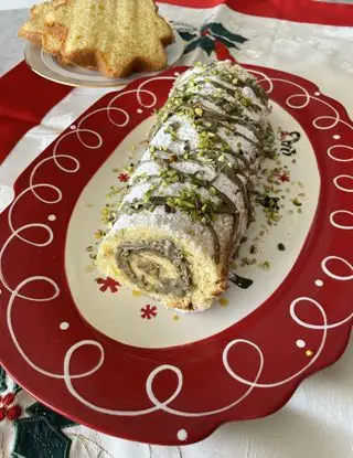 Ricetta Rotolo di pandoro con crema al pistacchio e mascarpone #NataleAltaCucina di midivertoacucinare