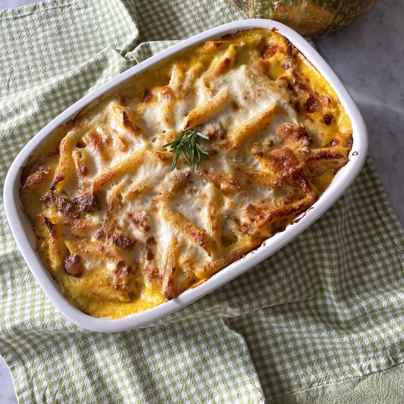Penne al forno con zucca, salsiccia e scamorza affumicata