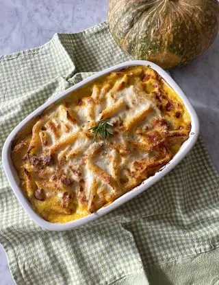 Ricetta Penne al forno con zucca, salsiccia e scamorza affumicata di midivertoacucinare