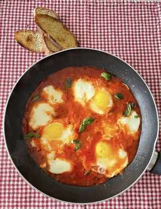 Ricetta Uova in purgatorio con mozzarella🍳😍 di midivertoacucinare