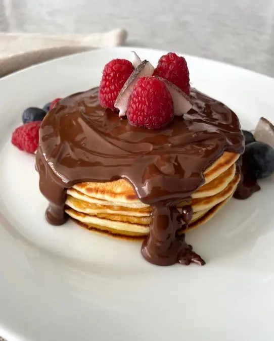 Ricetta Pancakes allo yogurt, cocco e cioccolato 🥥🍫 di midivertoacucinare