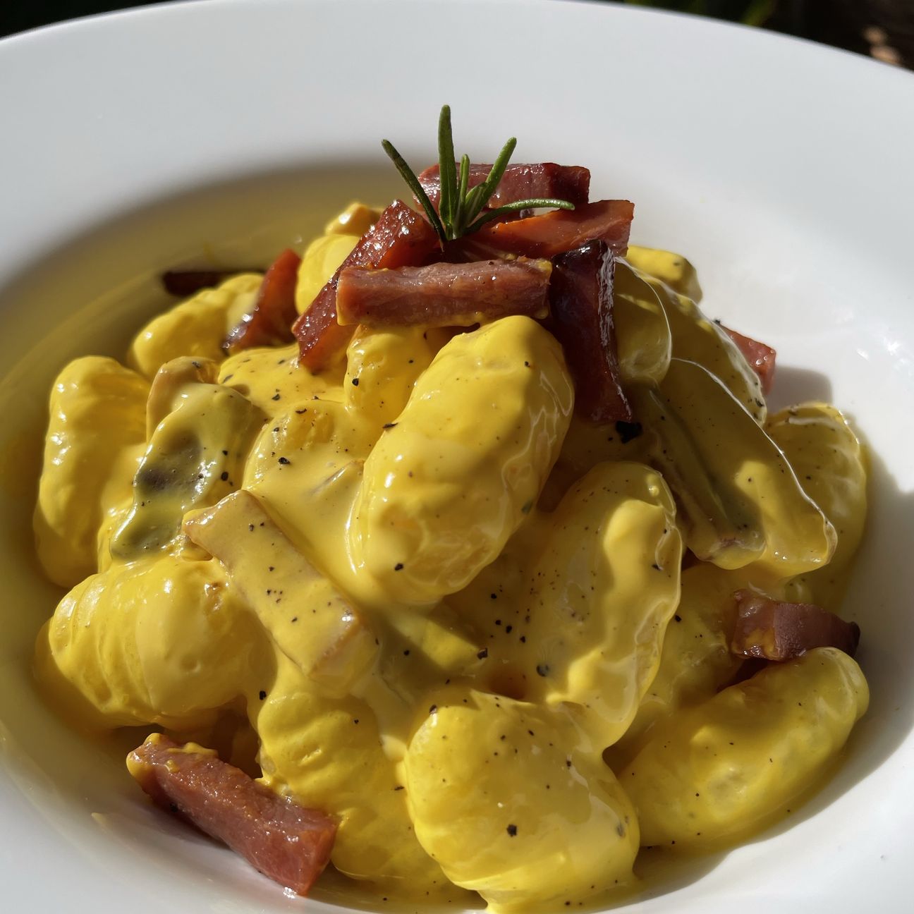 Gnocchi con crema di zafferano, Philadelphia e speck