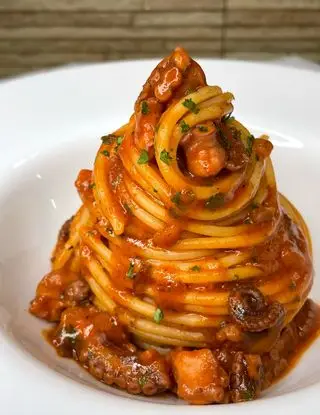 Ricetta Spaghetti con ragú di polpo🐙 di midivertoacucinare
