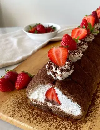 Ricetta Rotolo al caffé, panna e fragole 🍓 di midivertoacucinare