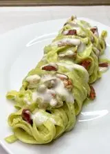 Ricetta Fettuccine con pesto di fave, pancetta croccante e crema di pecorino romano🤩