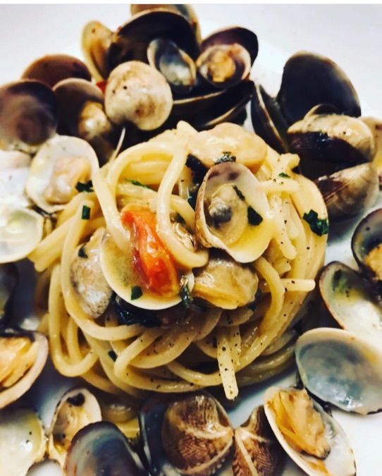 Spaghetti con vongole veraci e lupini .