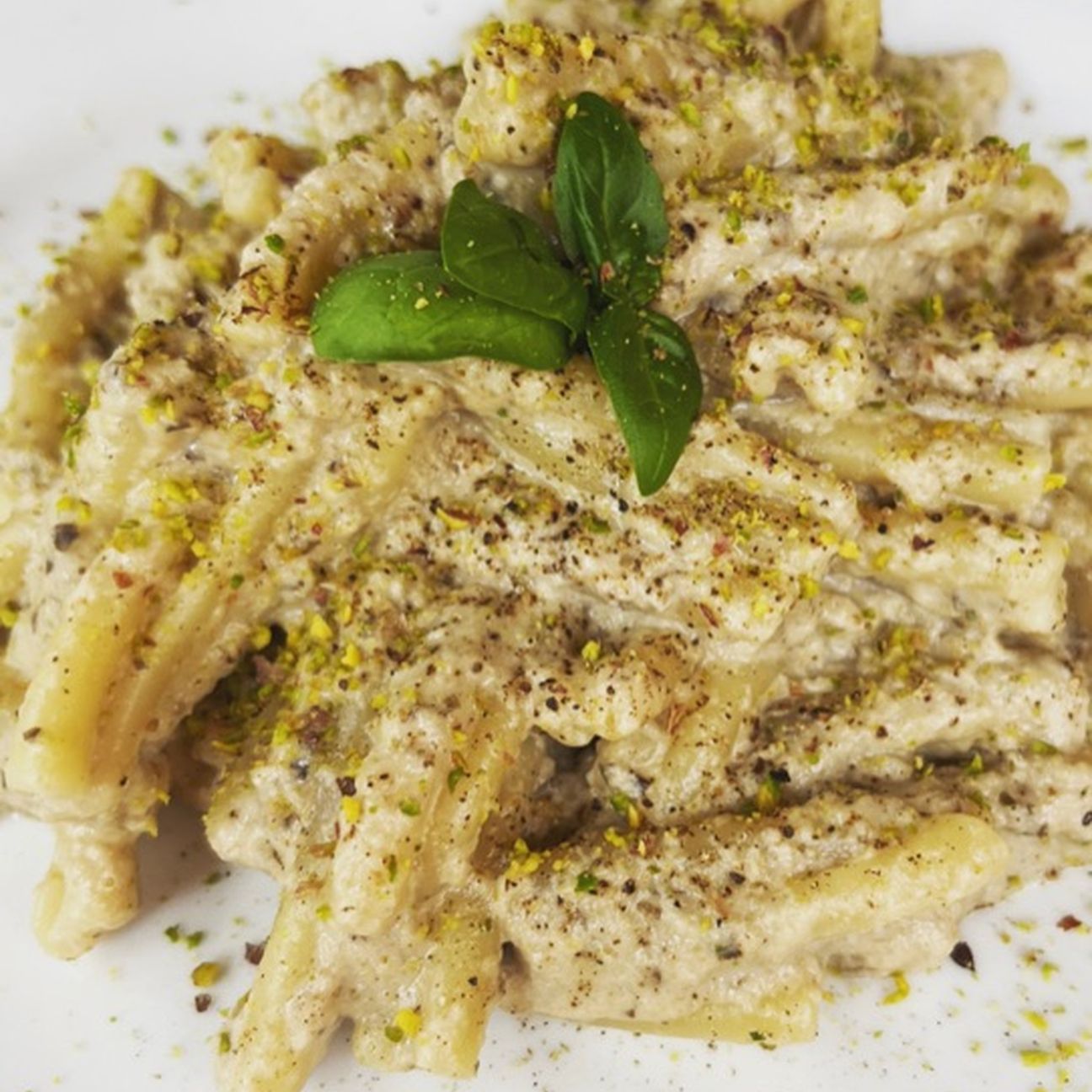 Caserecce con crema di melanzane , stracciatella e granella di pistacchi.