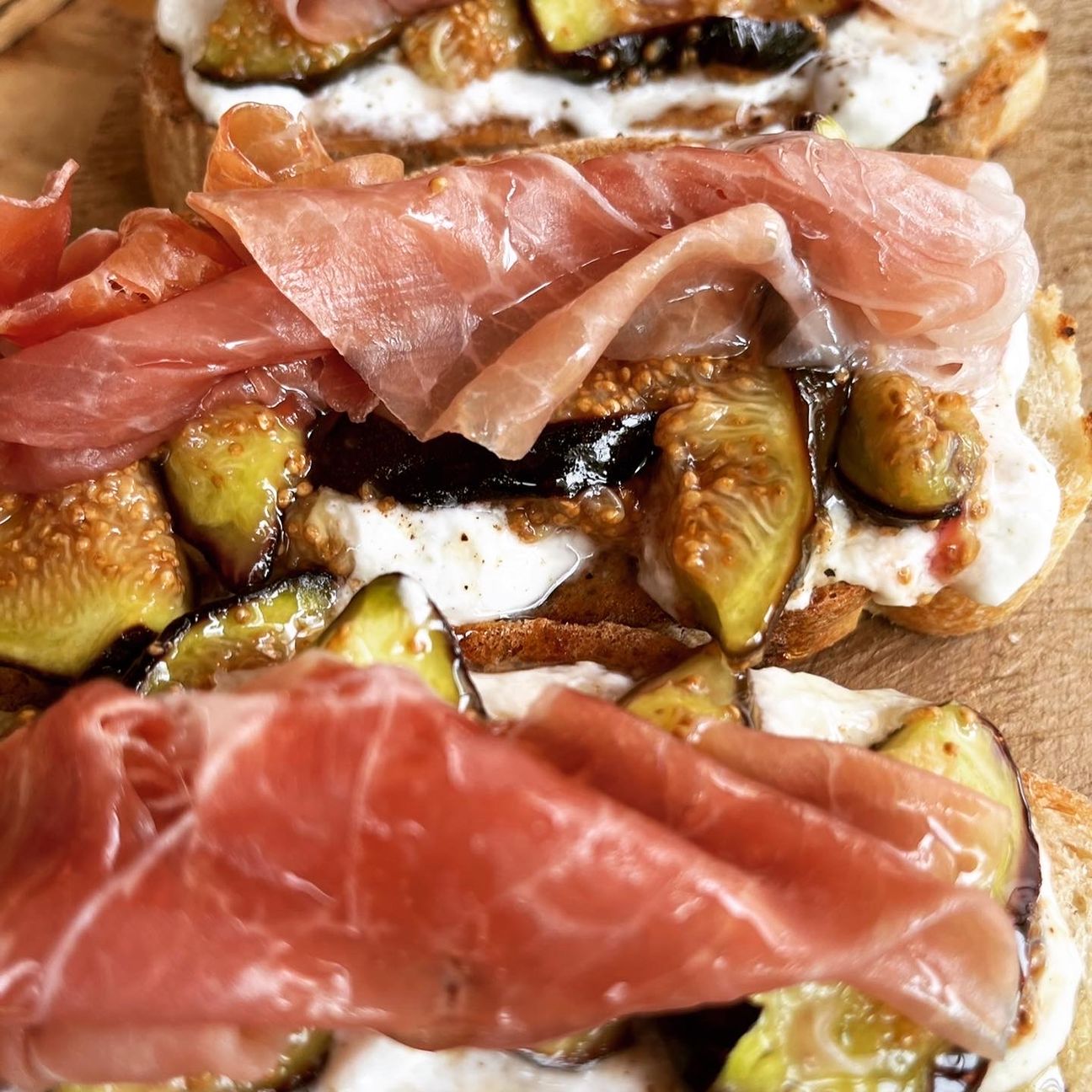 Bruschette con fichi , prosciutto , stracchino e miele.