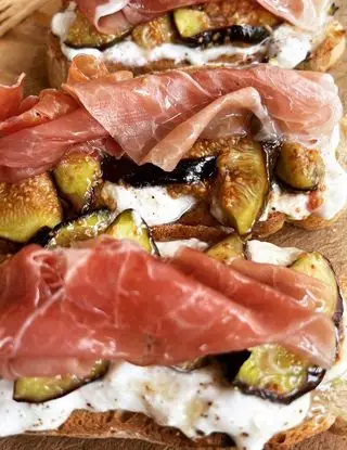 Ricetta Bruschette con fichi , prosciutto , stracchino e miele. di chiarazica